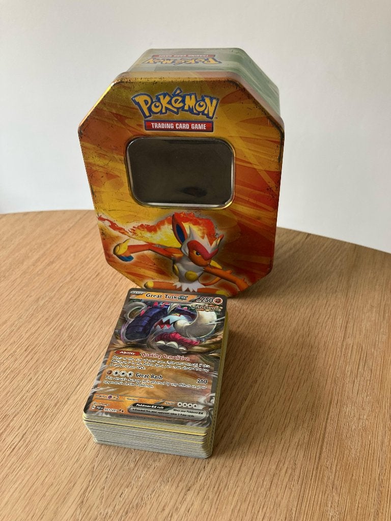 Grote Infernape box met 100 verschillende Pokémonkaarten, Ophalen of Verzenden, Zo goed als nieuw, Meerdere kaarten
