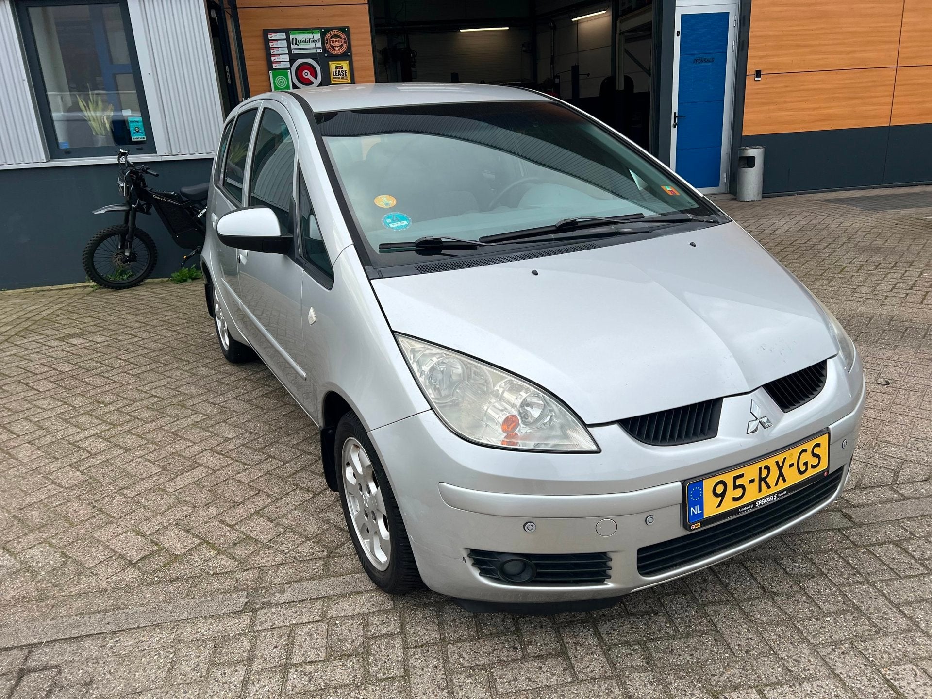Mitsubishi Colt 1.3 Invite 3 maanden garantie nieuwe apk afl, Auto's, Dealer onderhouden, Stof, Gebruikt, 31 €/maand