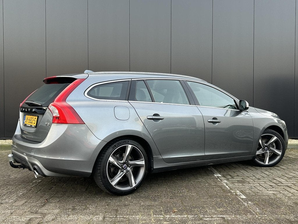 Volvo V60 1.5 T3 R-Design Navigatie / Parkeerverwarming / St, Euro 6, 4 cilinders, Origineel Nederlands, 152 pk