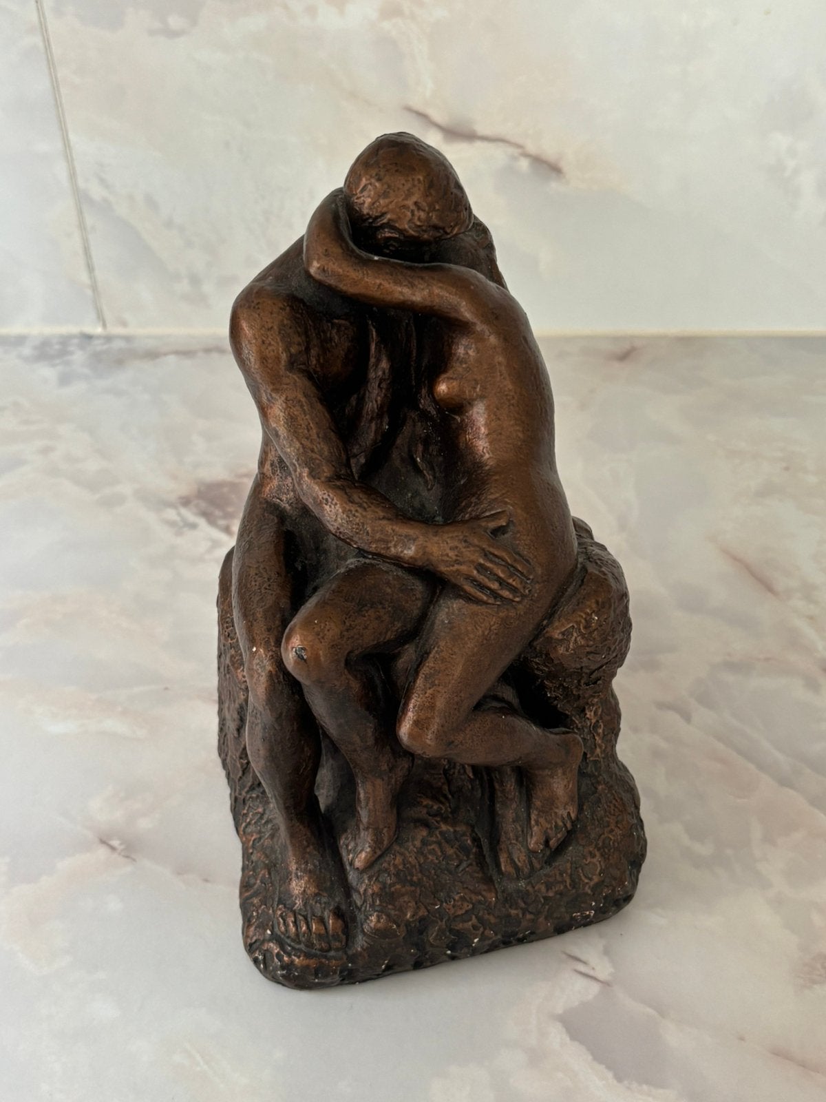Beeldje  "De Kus" van Auguste Rodin - Durastone reproductie, Verzamelen, Ophalen of Verzenden