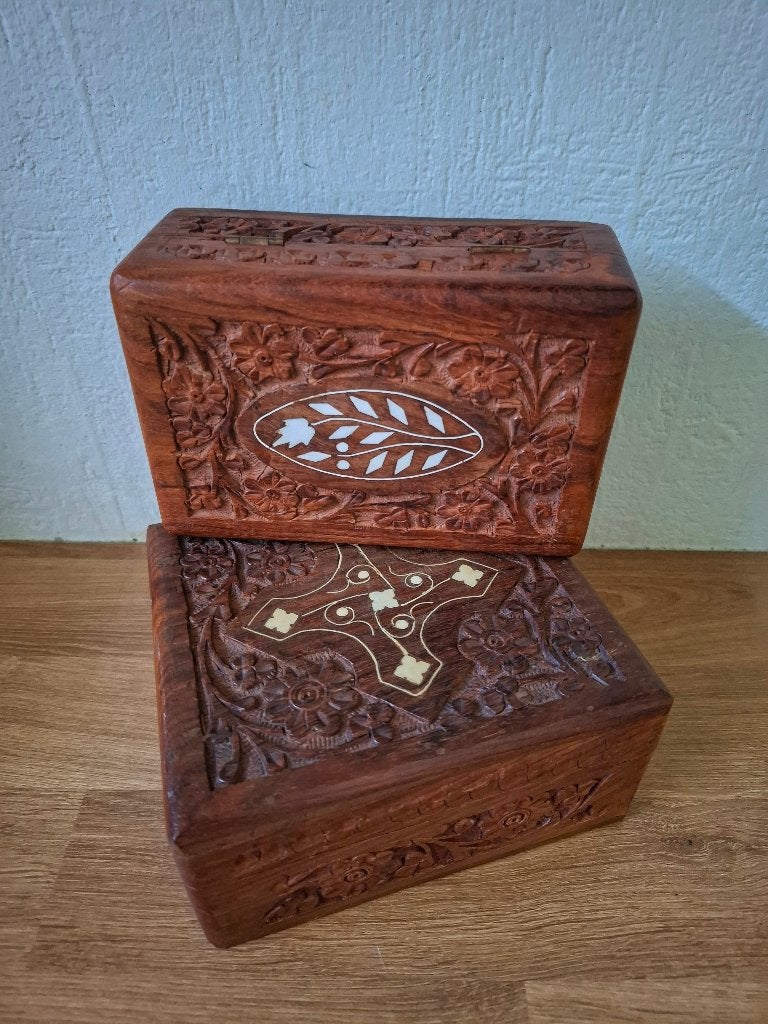 2 Handgesneden houten sieradendoosjes uit India, Antiek en Kunst, Ophalen of Verzenden