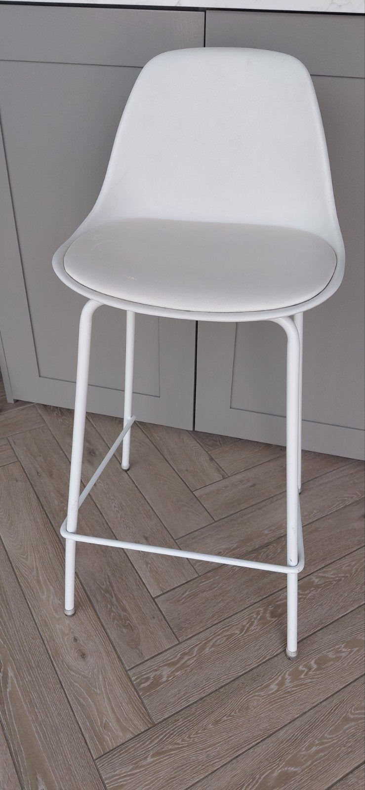 gratis witte barkrukken, 4 stuks, met rugleuning - 65 cm zit, Huis en Inrichting, Barkrukken, 4 krukken, Ophalen, Kunststof, 60 tot 90 cm