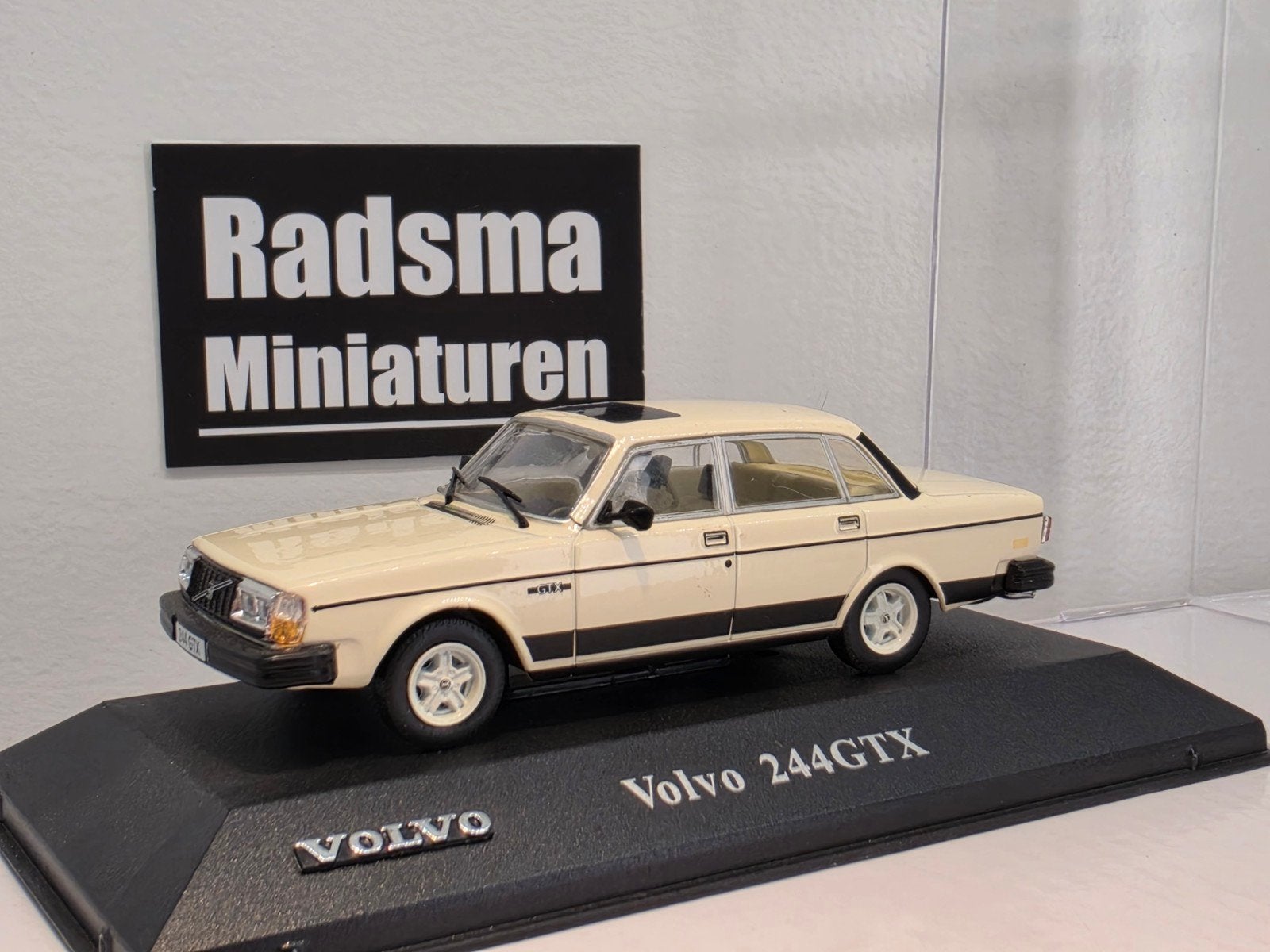 Volvo 244 GTX - Beige - 1:43 Volvo Collection, Overige merken, Auto, Ophalen of Verzenden, Ixo Volvo Collection