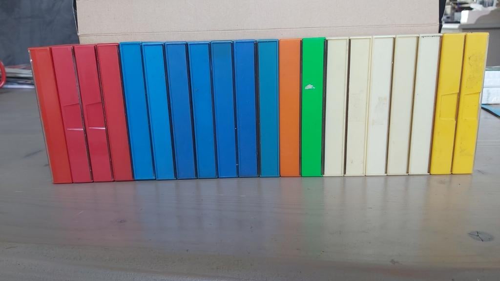 cassettebandjes doos 20 stuks diverse kleuren, Ophalen of Verzenden, Gebruikt, Overige genres