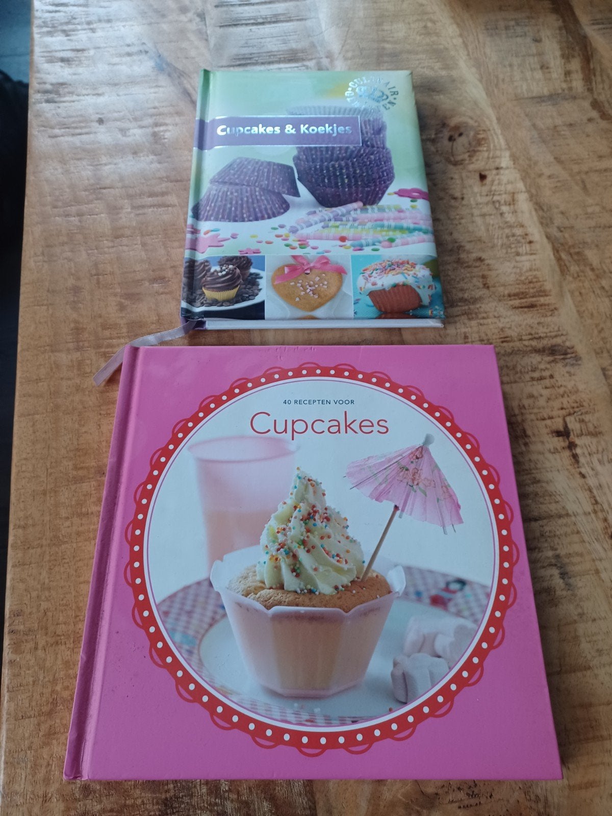2 kookboeken: Cupcakes & Koekjes, Ophalen of Verzenden, Zo goed als nieuw, Taart, Gebak en Desserts