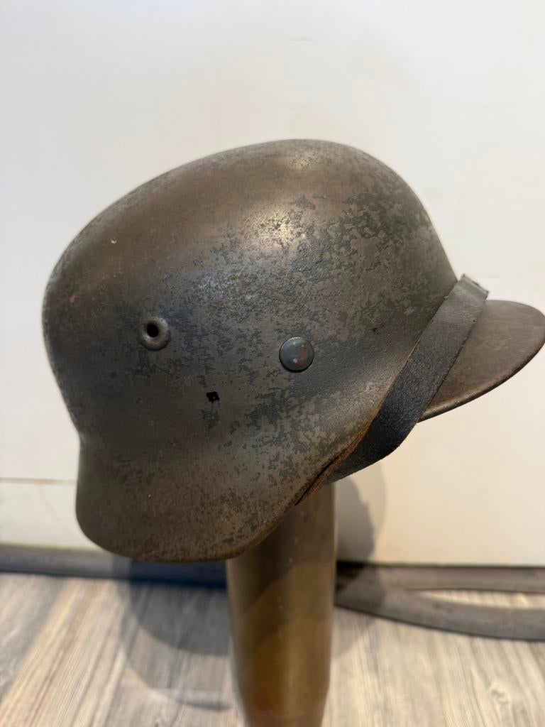 Duitse WH M40 Helm met kinriem en binnenwerk. Veldgrijs, Ophalen of Verzenden, Landmacht, Duitsland, Helm of Baret