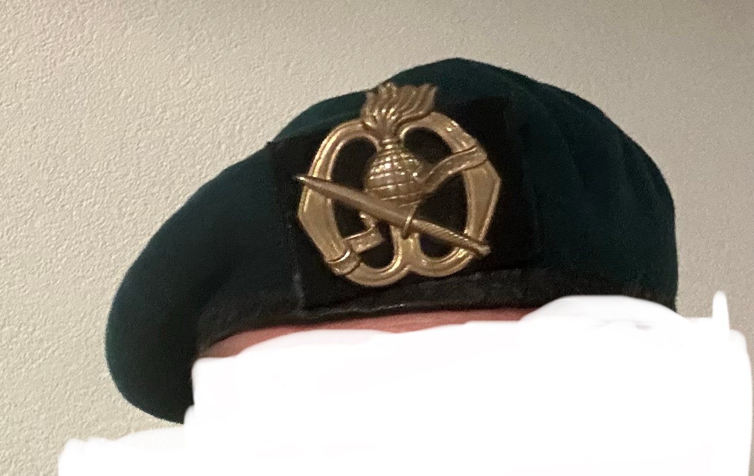 KCT Groene Baret met Baretembleem Korps Commandotroepen, Verzamelen, Militaria | Algemeen, Verzenden, Landmacht, Nederland, Helm of Baret