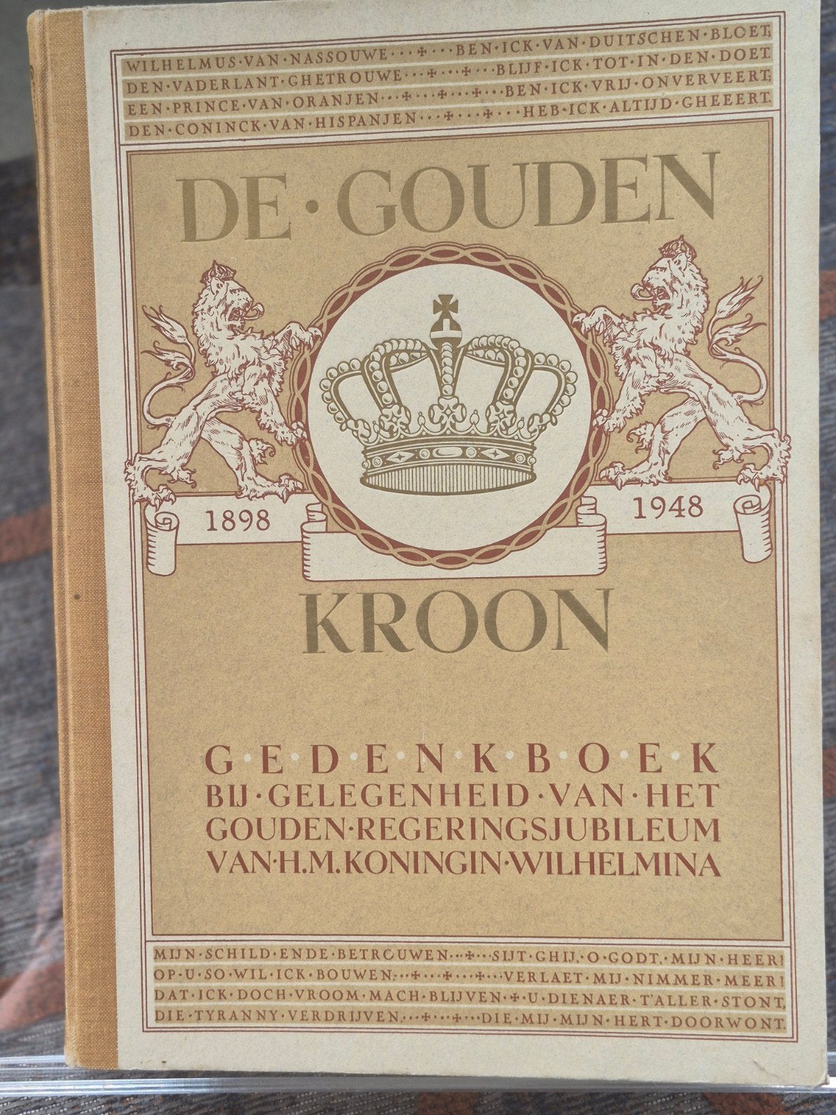 De Gouden Kroon - Gedenkboek Koningin Wilhelmina, Boeken, Biografieën, Gelezen, Politiek, Ophalen of Verzenden