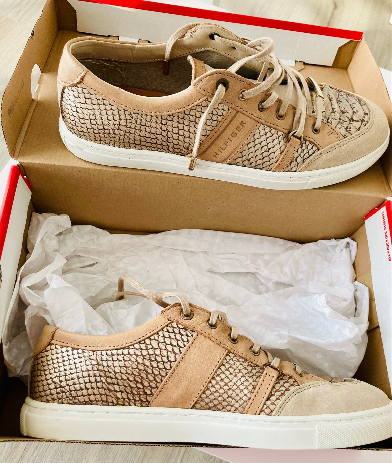 Tommy Hilfiger Tina sneakers - Maat 42, Kleding | Dames, Verzenden, Zo goed als nieuw, Beige, Sneakers of Gympen