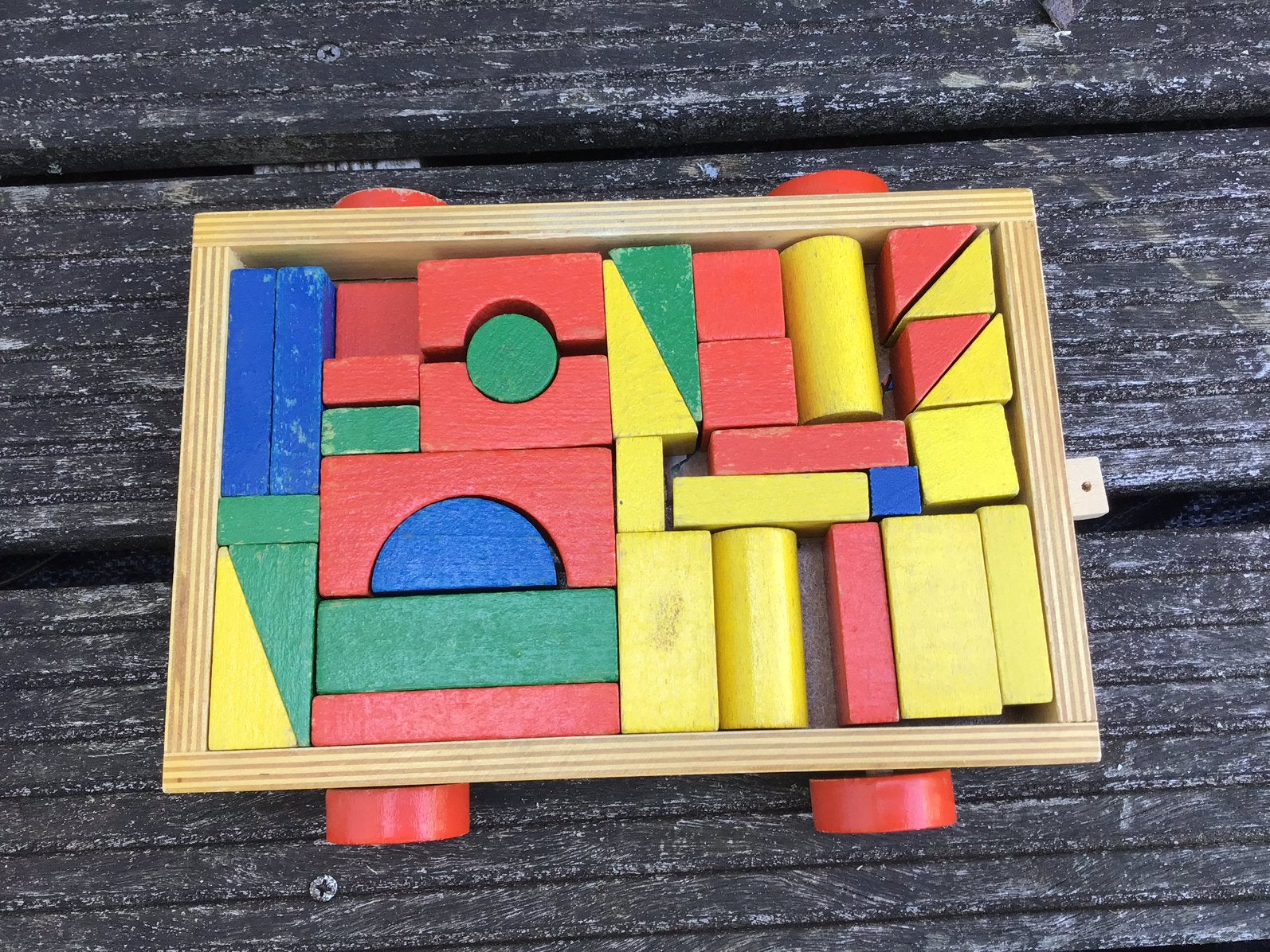 Houten blokkenkar met gekleurde houten blokjes, Kinderen en Baby's, Ophalen of Verzenden, Zo goed als nieuw