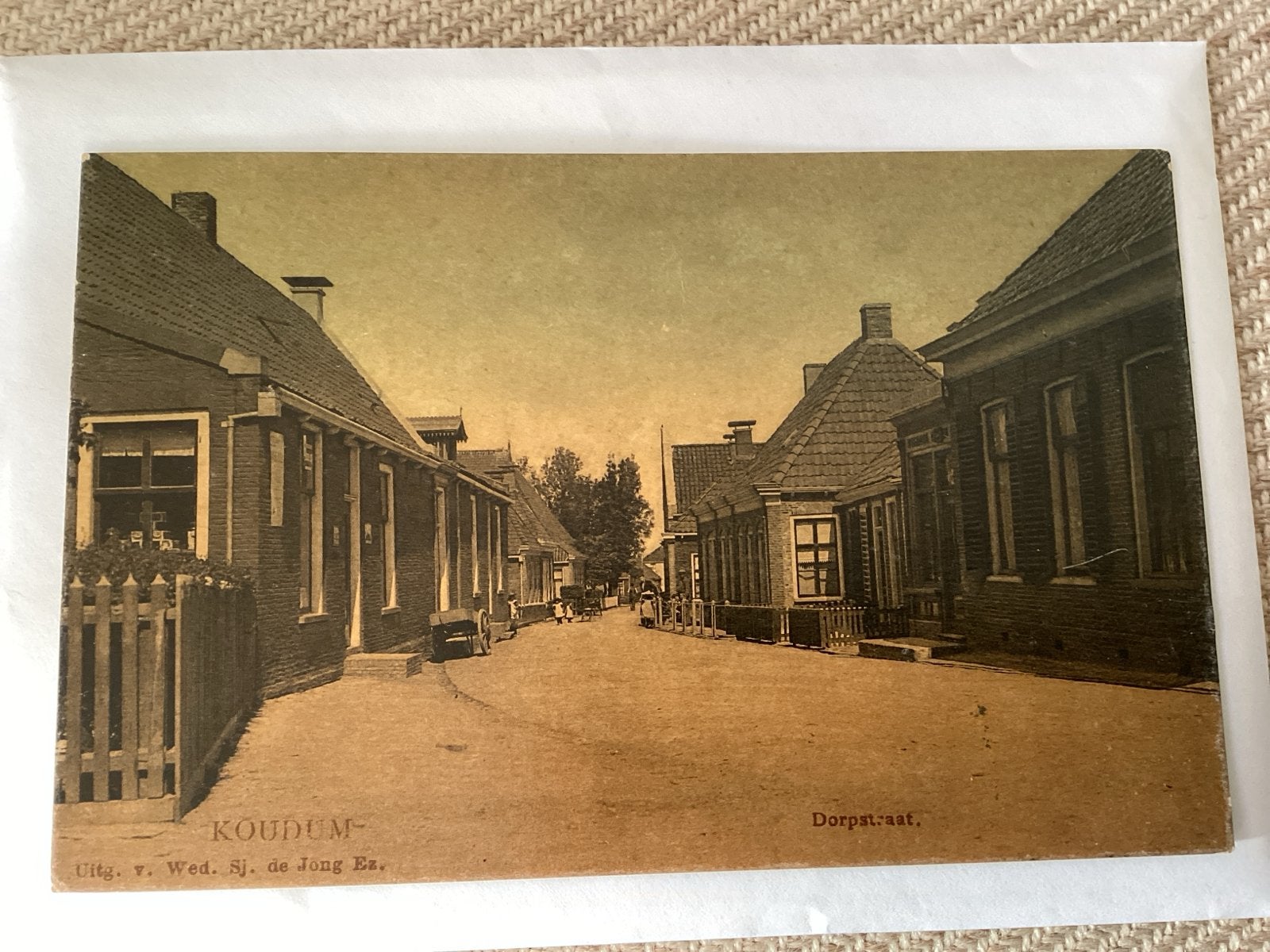 Oude ansichtkaart Koudum Dorpsstraat - Gelopen 1910, Verzamelen, Ophalen of Verzenden, Voor 1920, Gelopen, Friesland