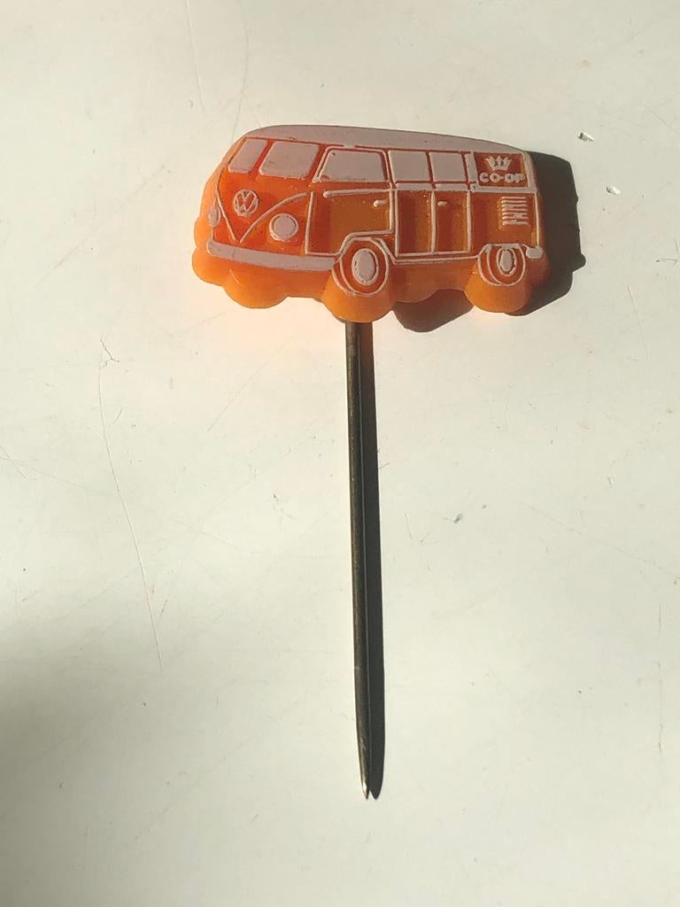 Oud speldje oranje Volkswagen T1 busje Transporter van Co-op, Verzamelen, Speldjes, Pins en Buttons, Ophalen of Verzenden, Gebruikt