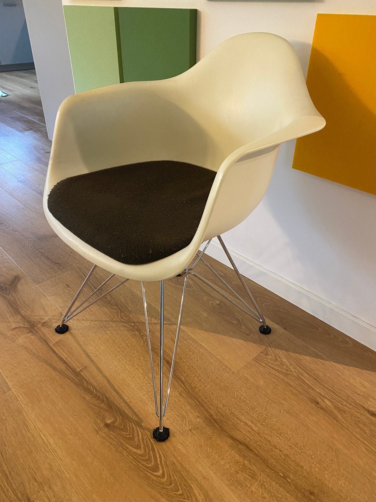 Gebruikte Vitra Eames kuipstoel, Ophalen, Gebruikt, Wit, Kunststof