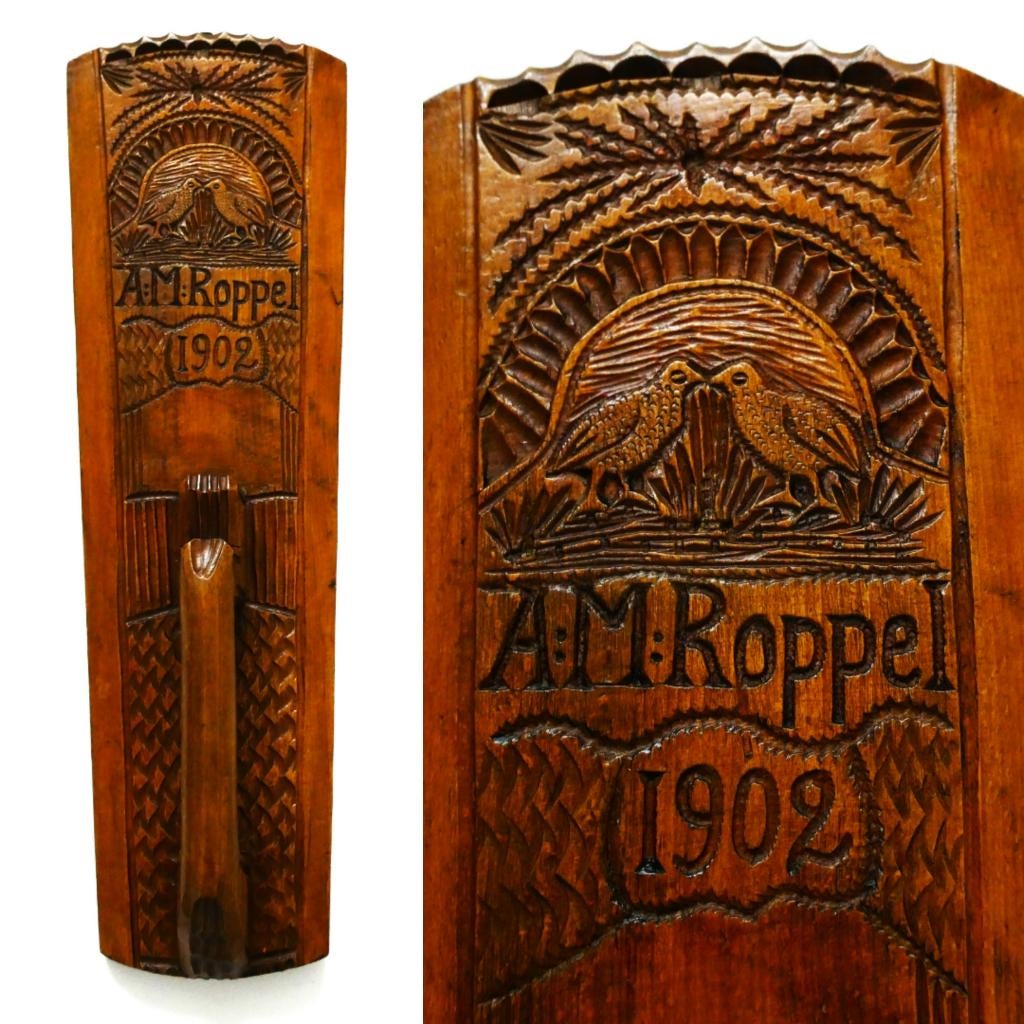 Een antieke kerfsnede mangelplank gedecoreerd met vogels, Antiek en Kunst, Houtsnijwerk, Handgemaakt, Hout, Bruin