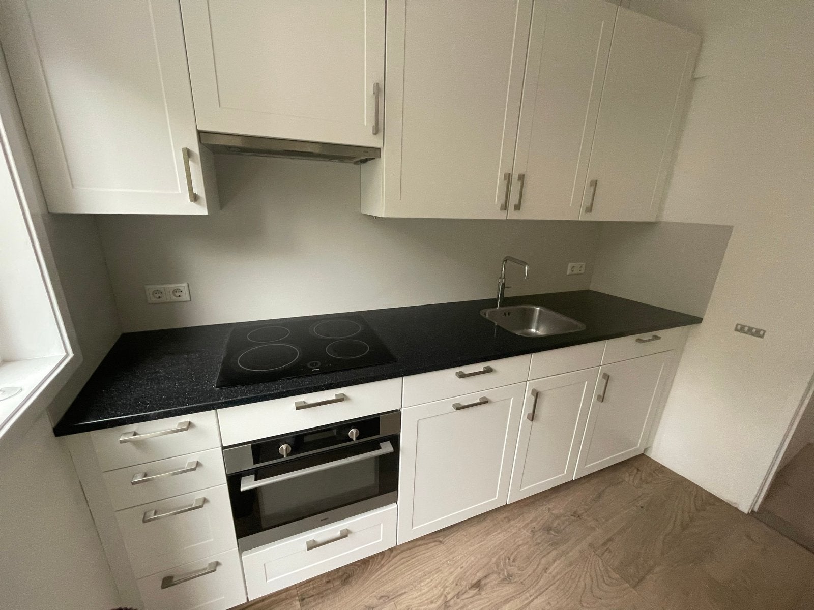 Complete witte keuken met apparatuur en zwart werkblad, Ophalen, Wit, Graniet of Steen, Enkelwandige keuken