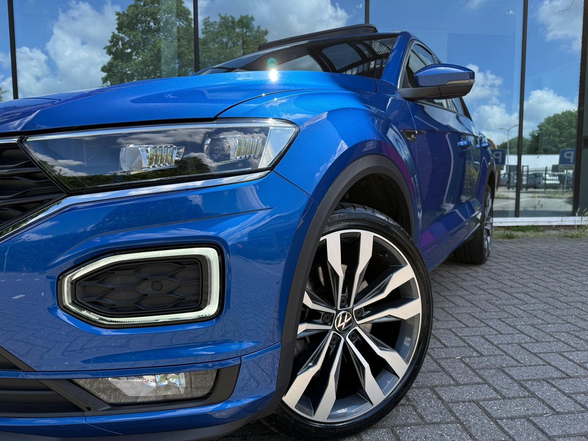 Volkswagen T-Roc 1.5 TSI Sport Business R - Automaat - Pano/, Auto's, Volkswagen, 1254 kg, 4 cilinders, 150 pk, Blauw