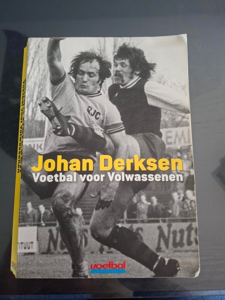 Johan Derksen - Voetbal voor Volwassenen, Ophalen of Verzenden, Gelezen, Johan Derksen, Balsport