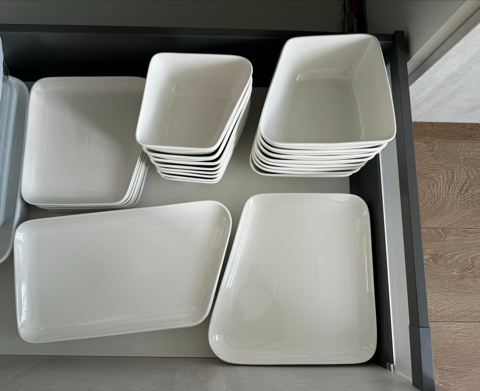 39-delig wit Casa servies met afgeschuinde hoek, Huis en Inrichting, Keuken | Servies, Gebruikt, Schaal of Schalen, Effen, Keramiek