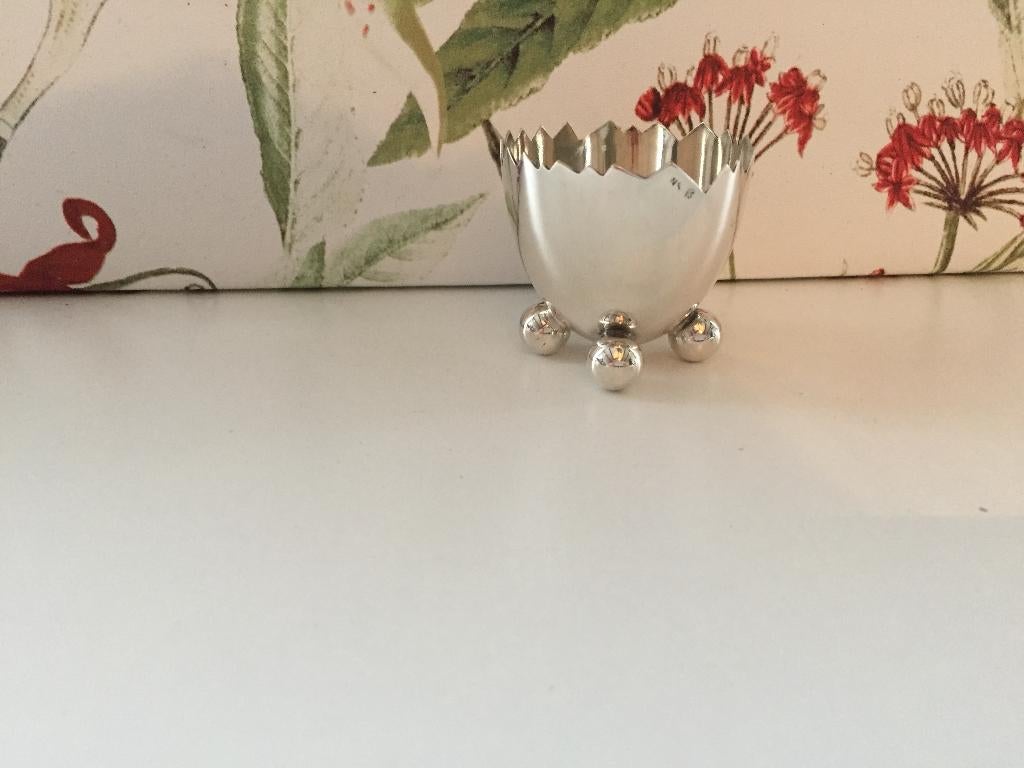 Verzilverde (?) eierdop in de vorm van een gebroken ei, Overige materialen, Overige typen, Ophalen of Verzenden, Zo goed als nieuw