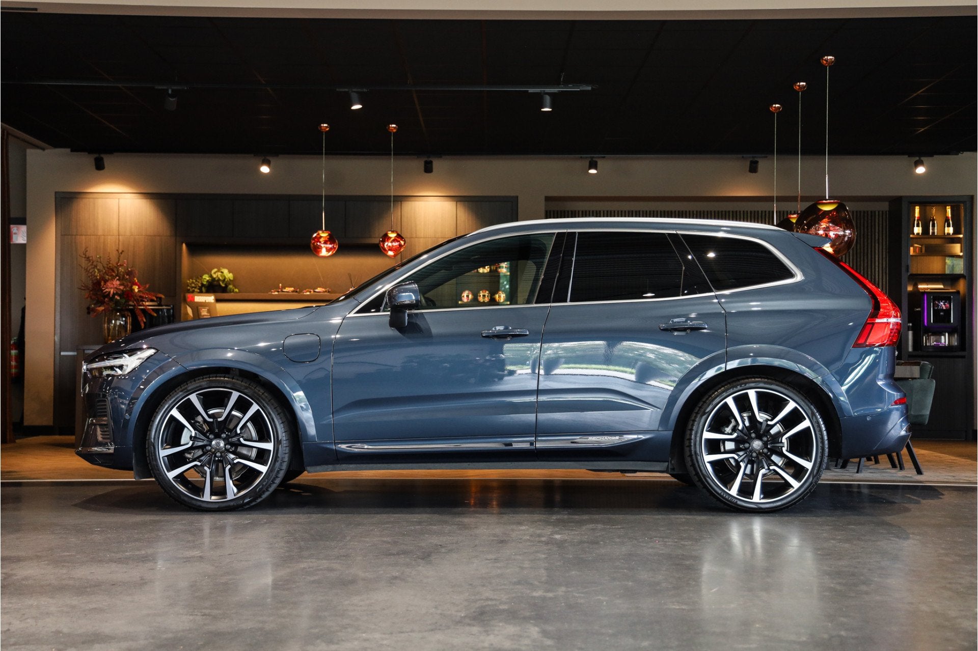 Volvo XC60 2.0 T6 Plug-in hybrid AWD Ultimate Bright Panoram, Automaat, Gebruikt, 2063 kg, 4 cilinders