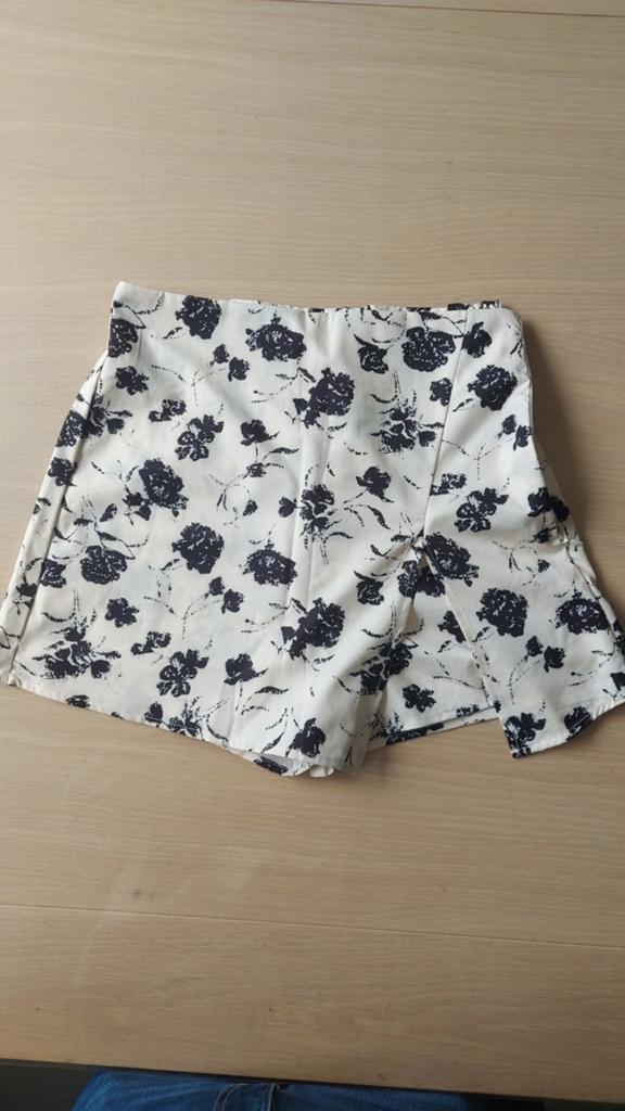 Zwart-witte bloemenprint shorts - Maat XS, Kleding | Dames, Broeken en Pantalons, Kort, Wit, Ophalen of Verzenden, Maat 34 (XS) of kleiner