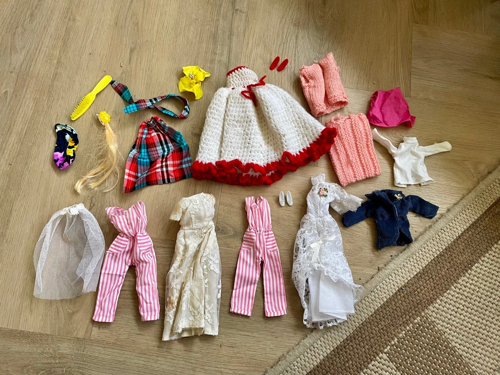Vintage barbie kleding en accessoires - jaren ‘70, Ophalen of Verzenden, Gebruikt, Kleertjes