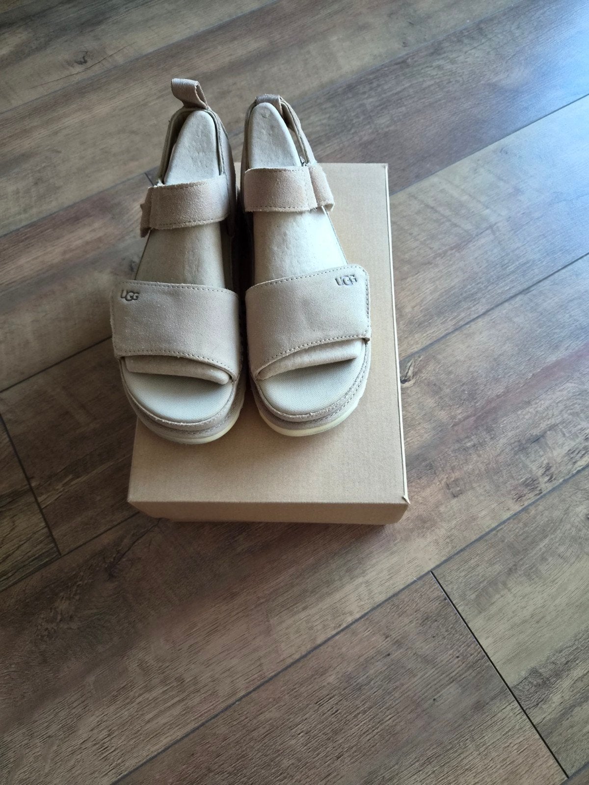 Uggs Sandalen Maat 38 - Zandkleurig, Zo Goed Als Nieuw, Kleding | Dames, Schoenen, Zo goed als nieuw, Sandalen of Muiltjes, Beige