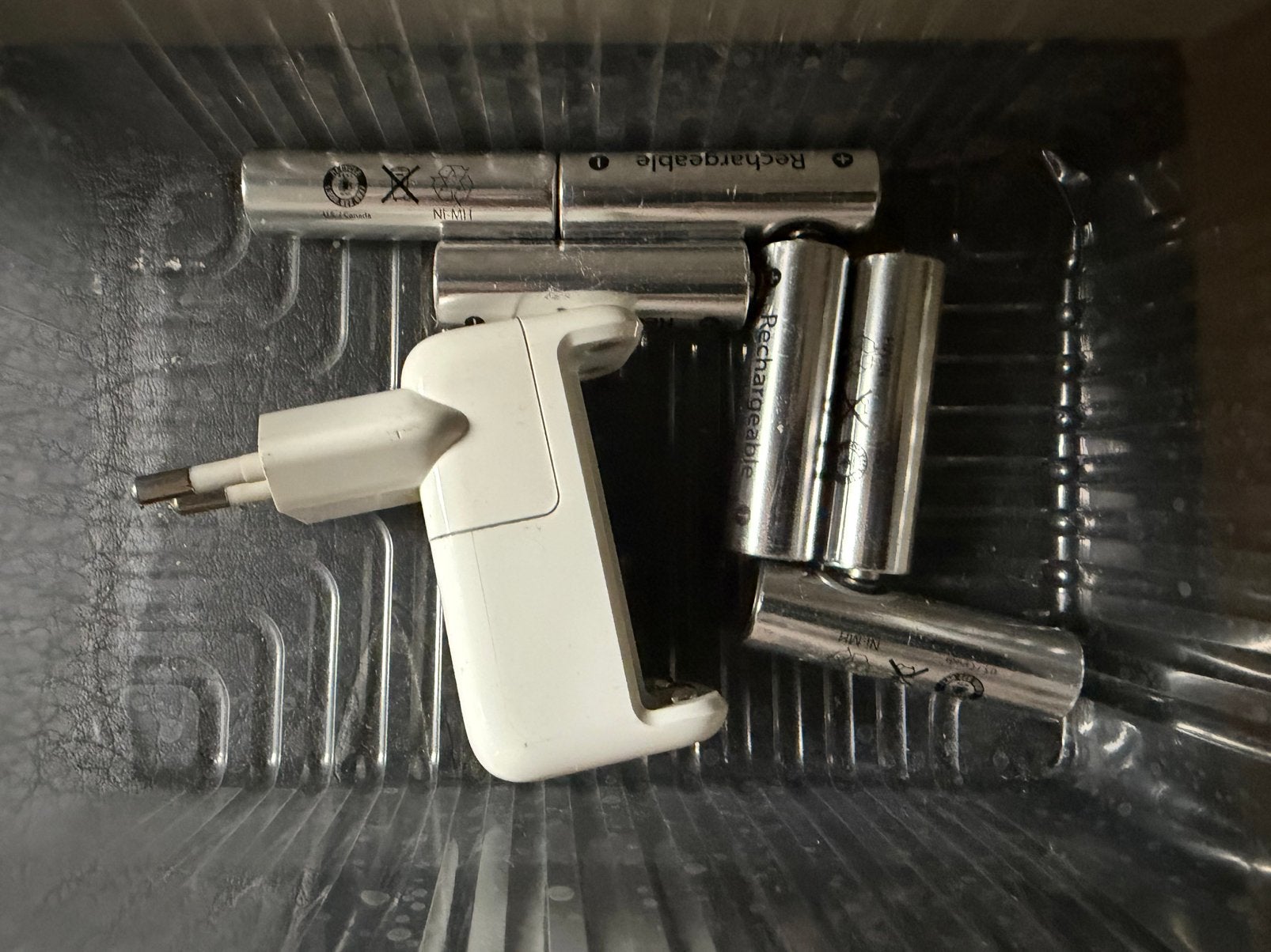Apple batterij oplader met 6 batterijen, Ophalen of Verzenden, Niet werkend