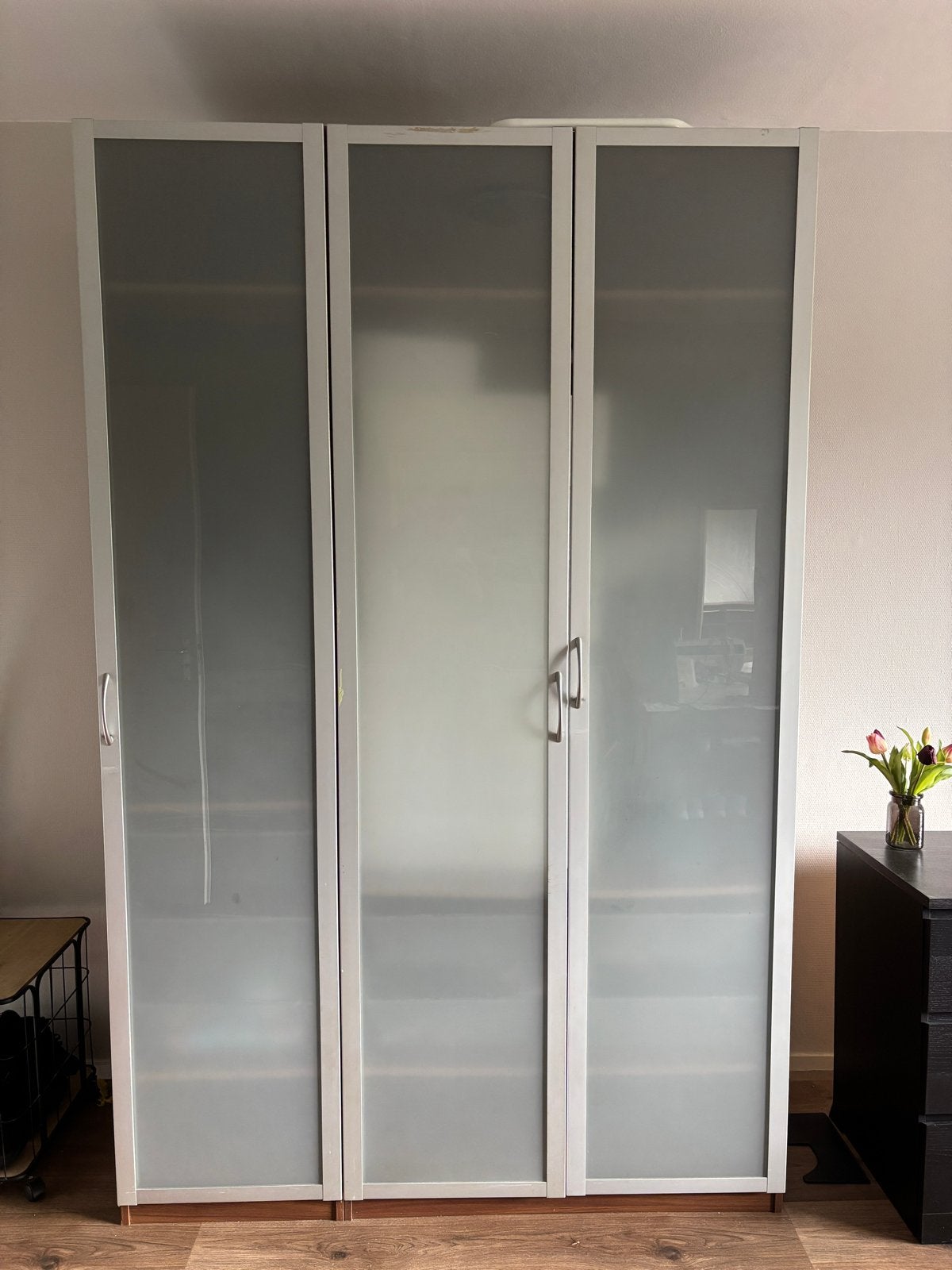 IKEA Pax kast met 3 deuren, legplanken en uitschuifbare korv, Huis en Inrichting, Gebruikt, 100 tot 150 cm, 200 cm of meer, Ophalen of Verzenden