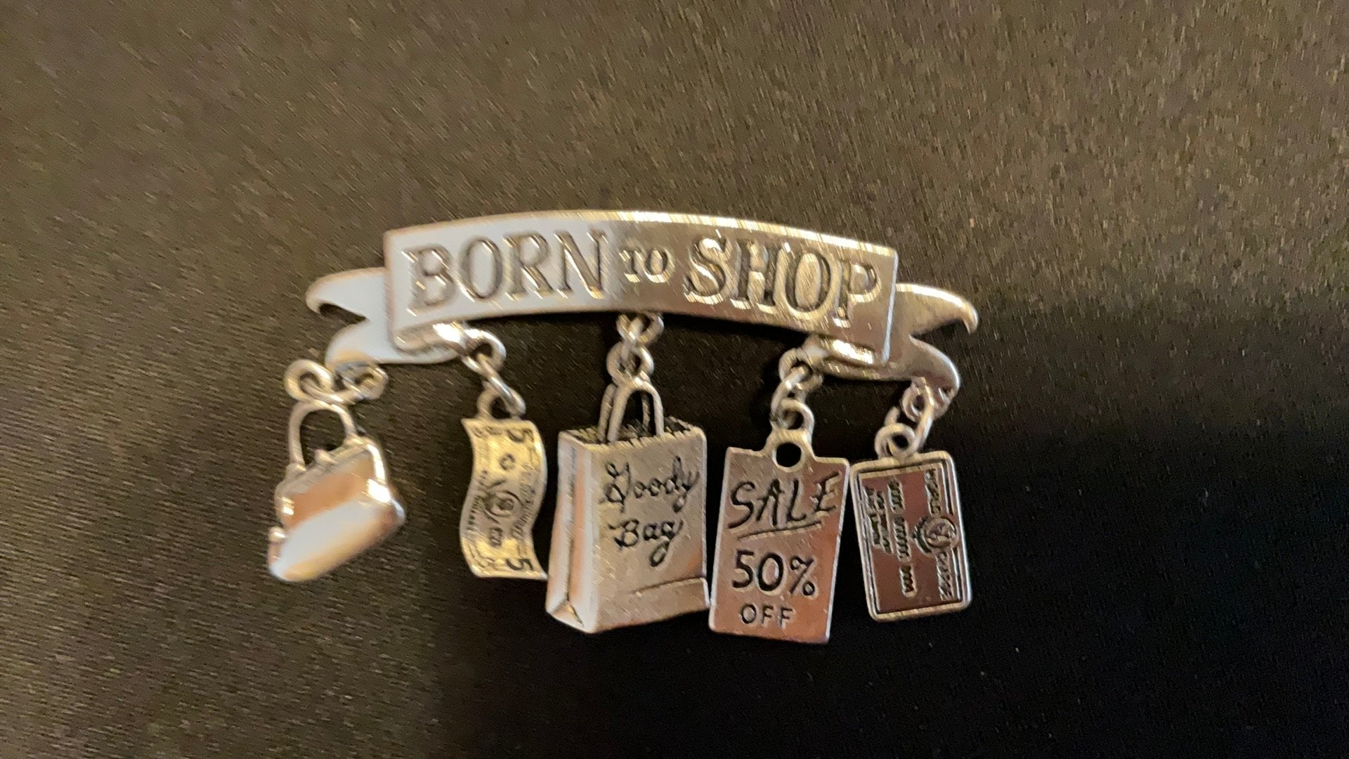Vintage 'Born to Shop' Broche met Charms, Overige materialen, 4 tot 7 cm, Gebruikt, Ophalen of Verzenden