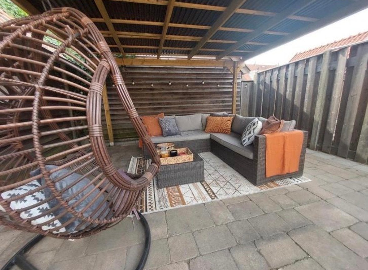 Comfortabele loungeset met kussens en tafeltje, Ophalen, 4 zitplaatsen, Zo goed als nieuw, Loungeset