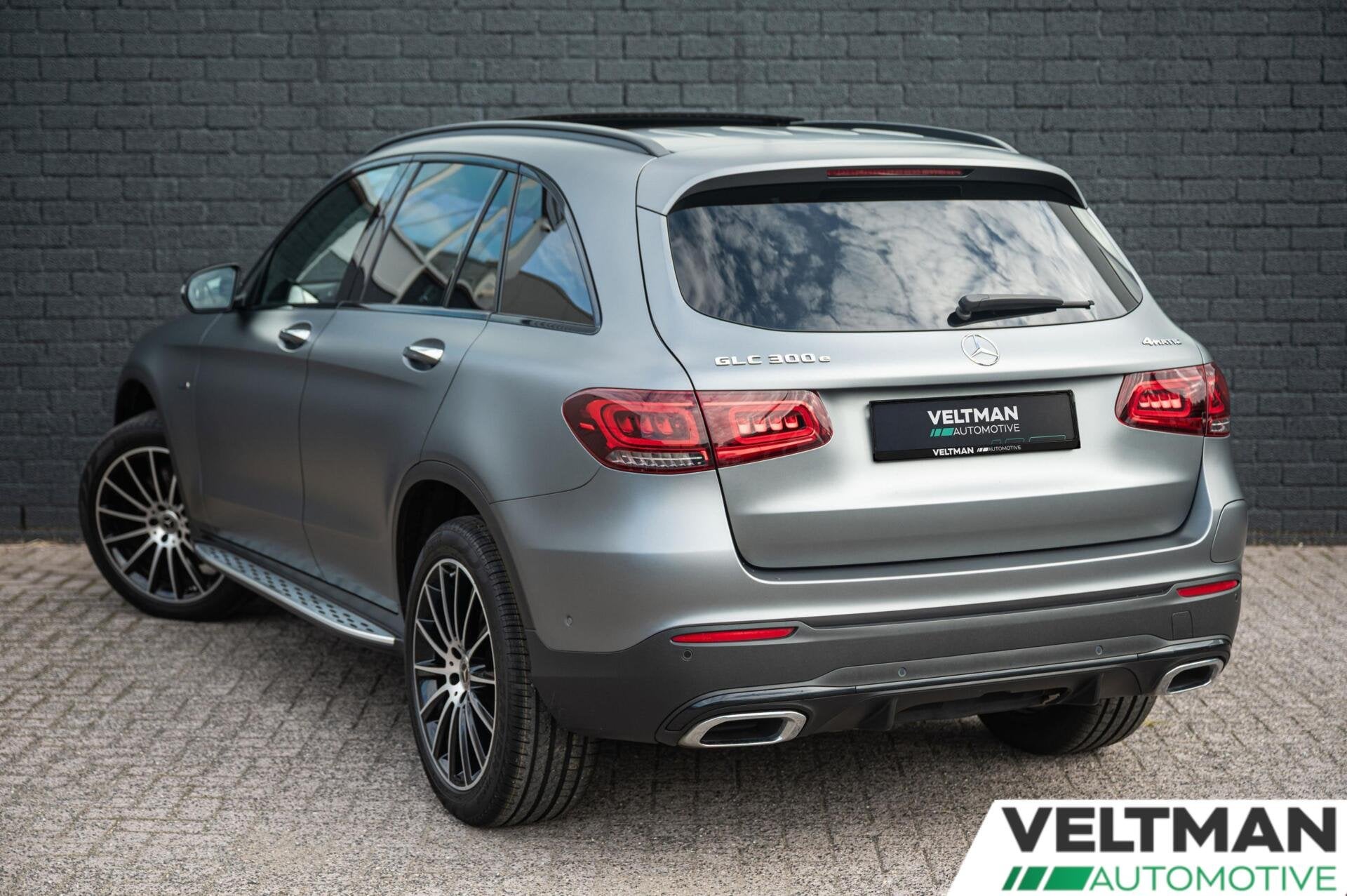 Mercedes GLC-klasse 300e 4MATIC AMG LINE PANO BURMESTER MEMO, Auto's, Automaat, Dealer onderhouden, Gebruikt, 4 cilinders