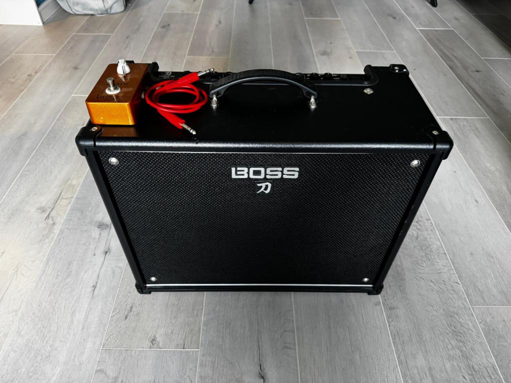 Boss Katana 100W versterker met distortion pedaal, Muziek en Instrumenten, Versterkers | Bas en Gitaar, Ophalen, Zo goed als nieuw