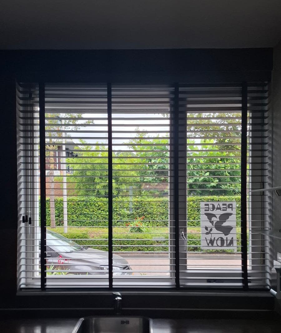 Veneta houten jaloezie 50 mm zwart – 170,6 x 148 cm, Ophalen, Jaloezie, Zwart, Zo goed als nieuw