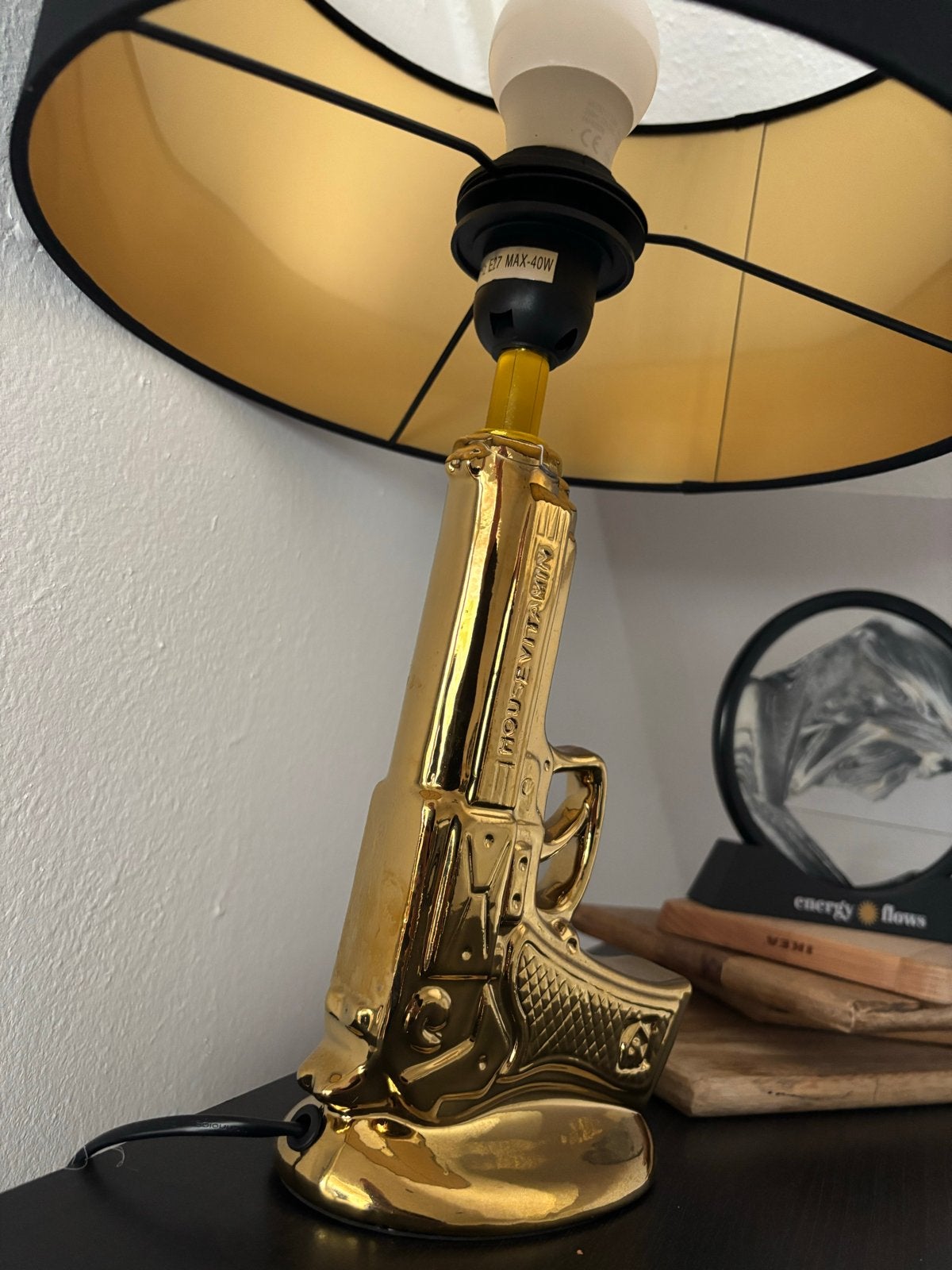 Gouden pistool tafellamp - Uniek design, Ophalen, Gebruikt, Overige merken, Goud