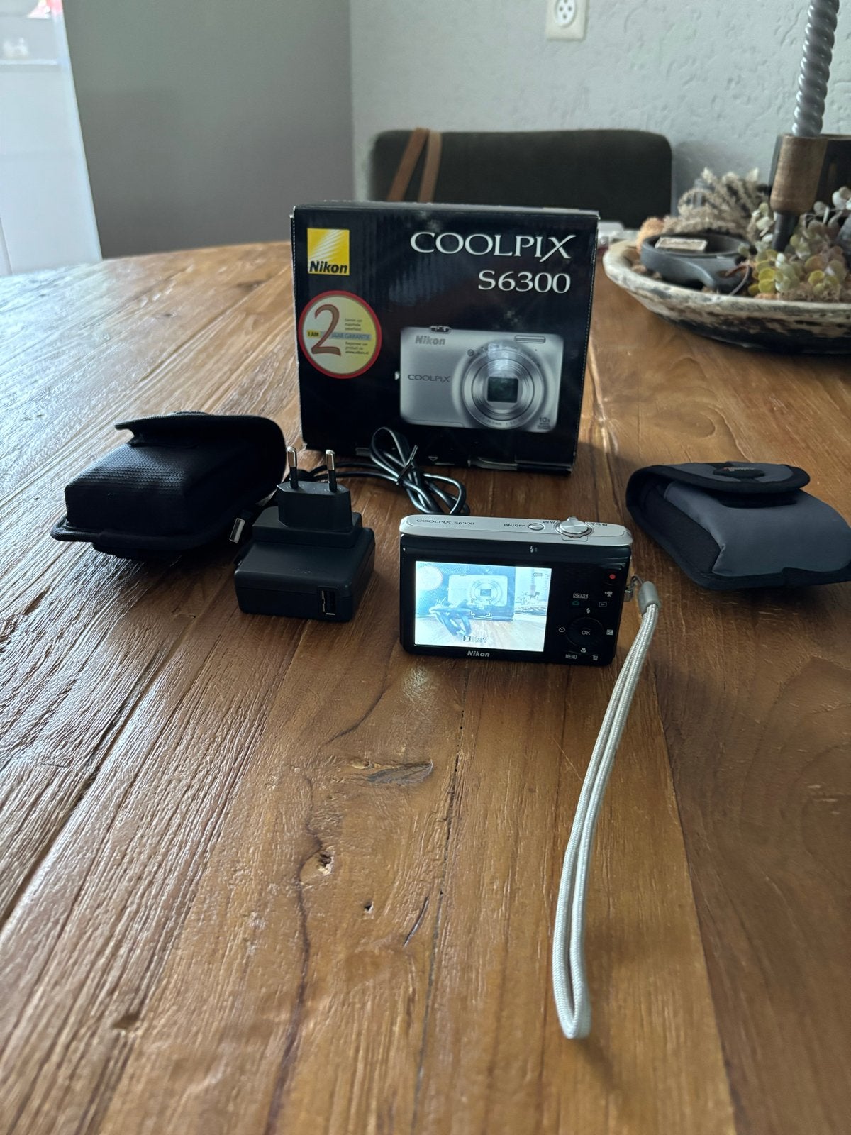 Nikon Coolpix S6300 Compactcamera - Zilver, Audio, Tv en Foto, Fotocamera's Digitaal, Ingebouwde flitser, Gebruikt, Oplader, Ophalen of Verzenden