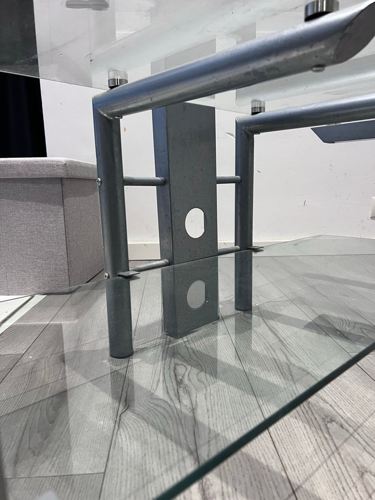 Glazen tv-meubel met metalen frame, Huis en Inrichting, Tafels | Salontafels, Gebruikt, 50 tot 100 cm, 100 tot 150 cm, Ophalen of Verzenden