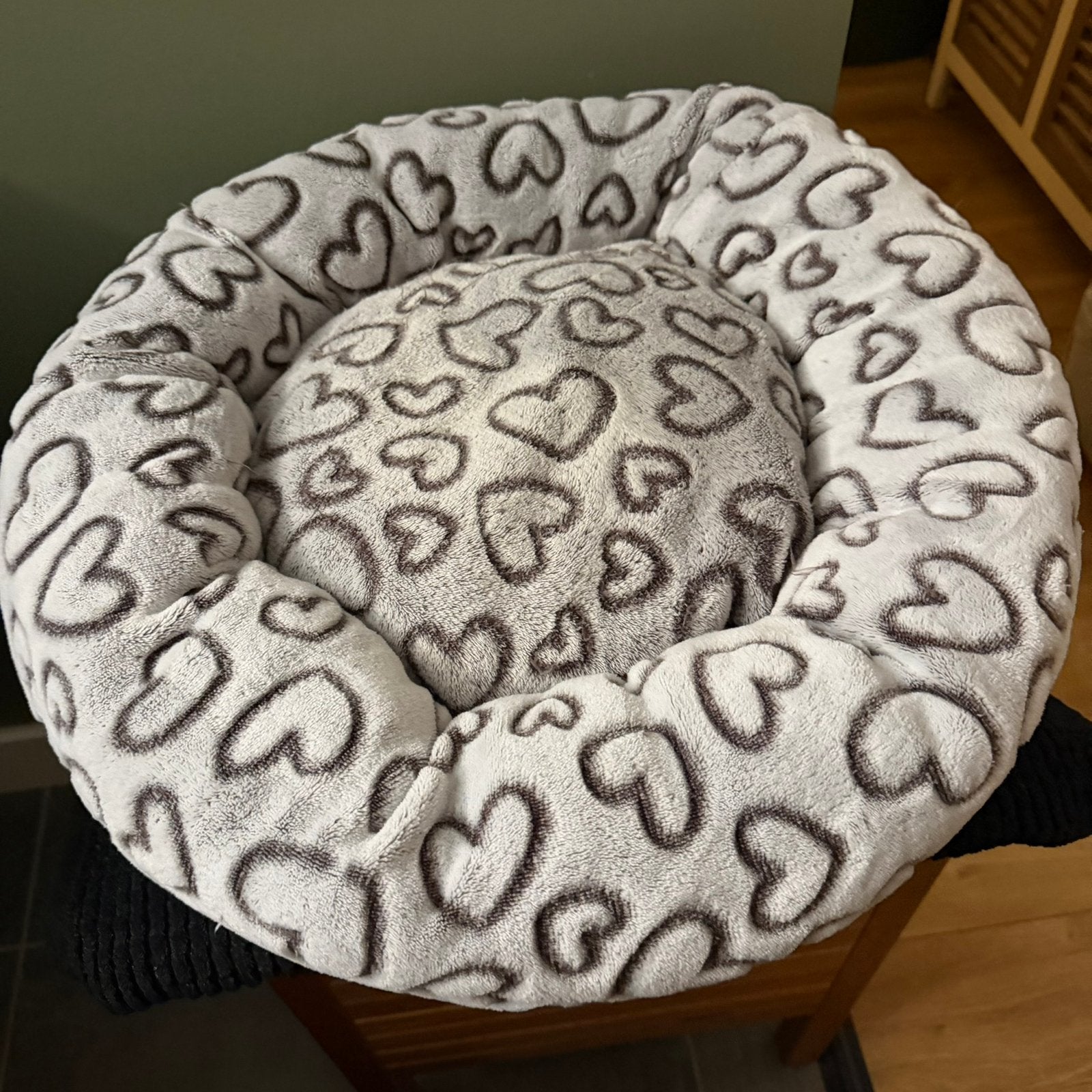 Donut hondenmand met hartjes, Ophalen, Zo goed als nieuw
