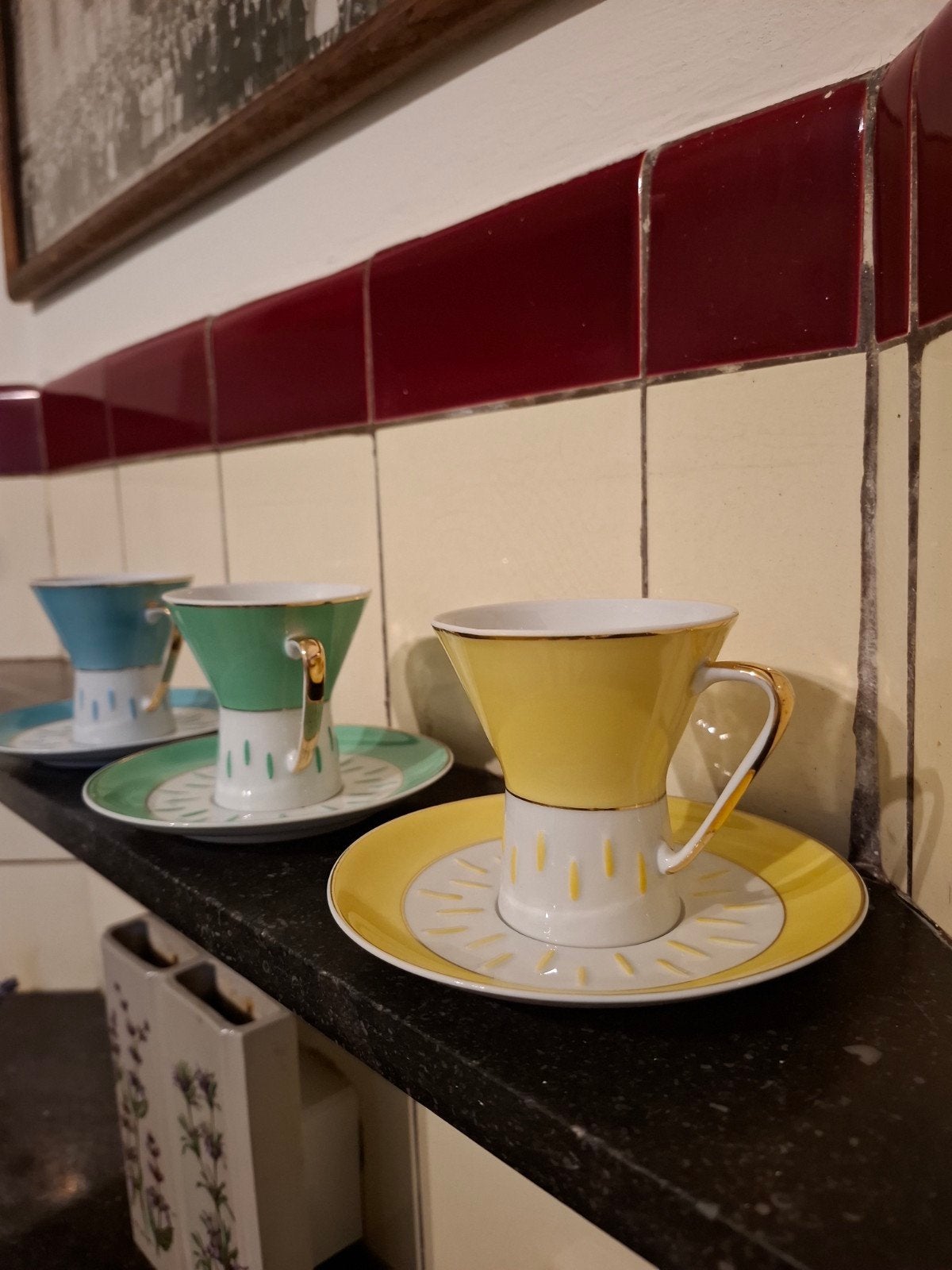 Set van 3 vintage kop en schotels in pastelkleuren, Antiek en Kunst, Ophalen
