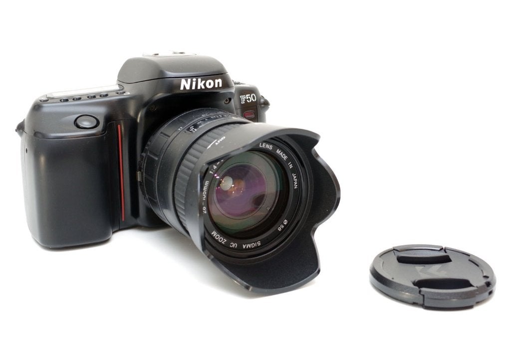 Nikon F50 film F-mount SLR + batt. + Sigma 28-105mm zoomlens, Audio, Tv en Foto, Fotocamera's Analoog, Verzenden, Refurbished