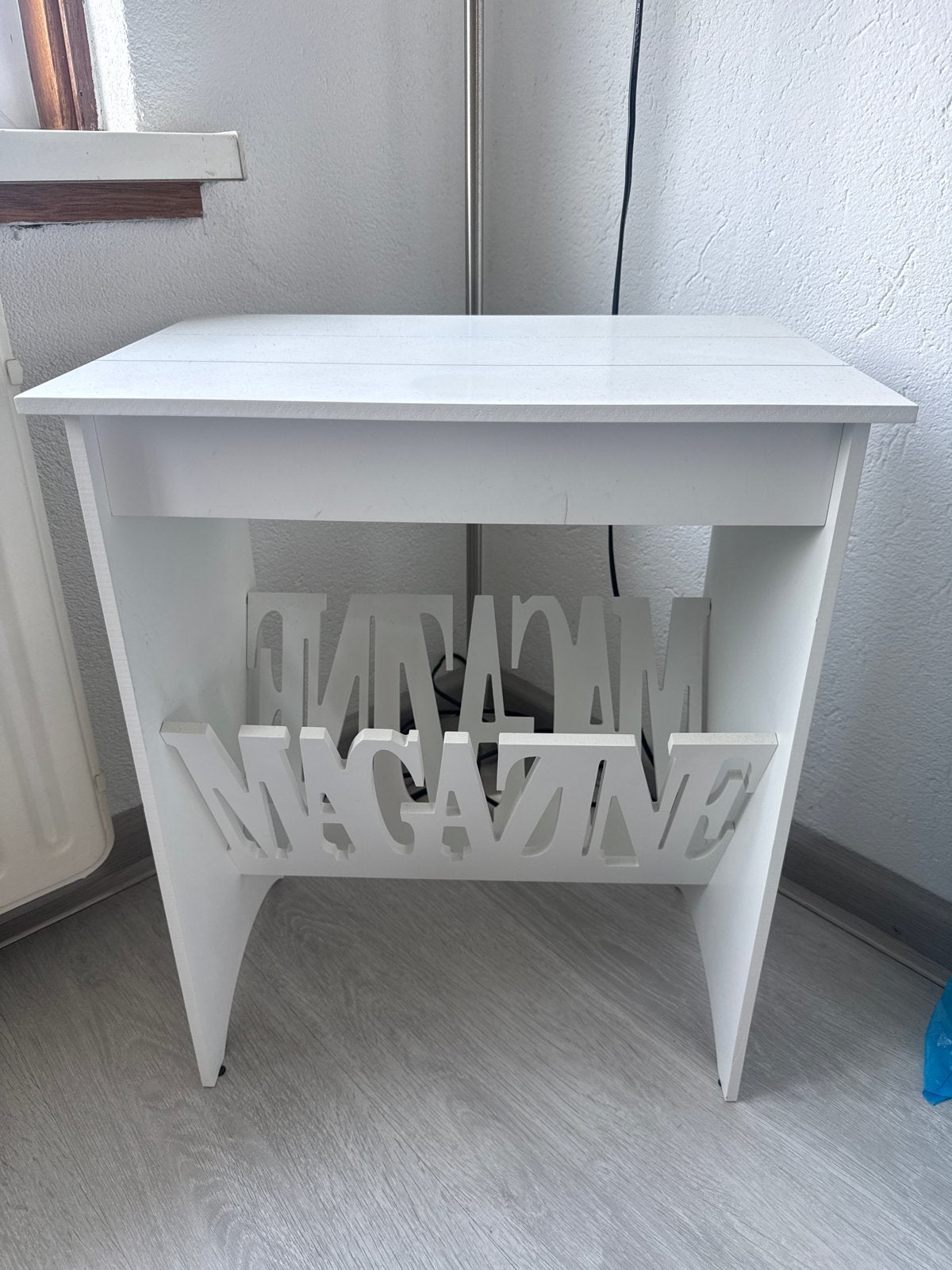 Witte bijzettafel met lectuurbak 'Magazine', Ophalen, Gebruikt, Modern, Hout