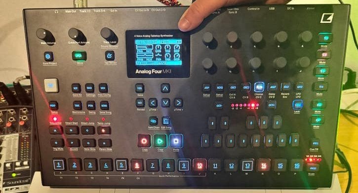 Elektron Analog Four MKII Synthesizer, Overige merken, Zo goed als nieuw, Met midi-aansluiting, Overige aantallen