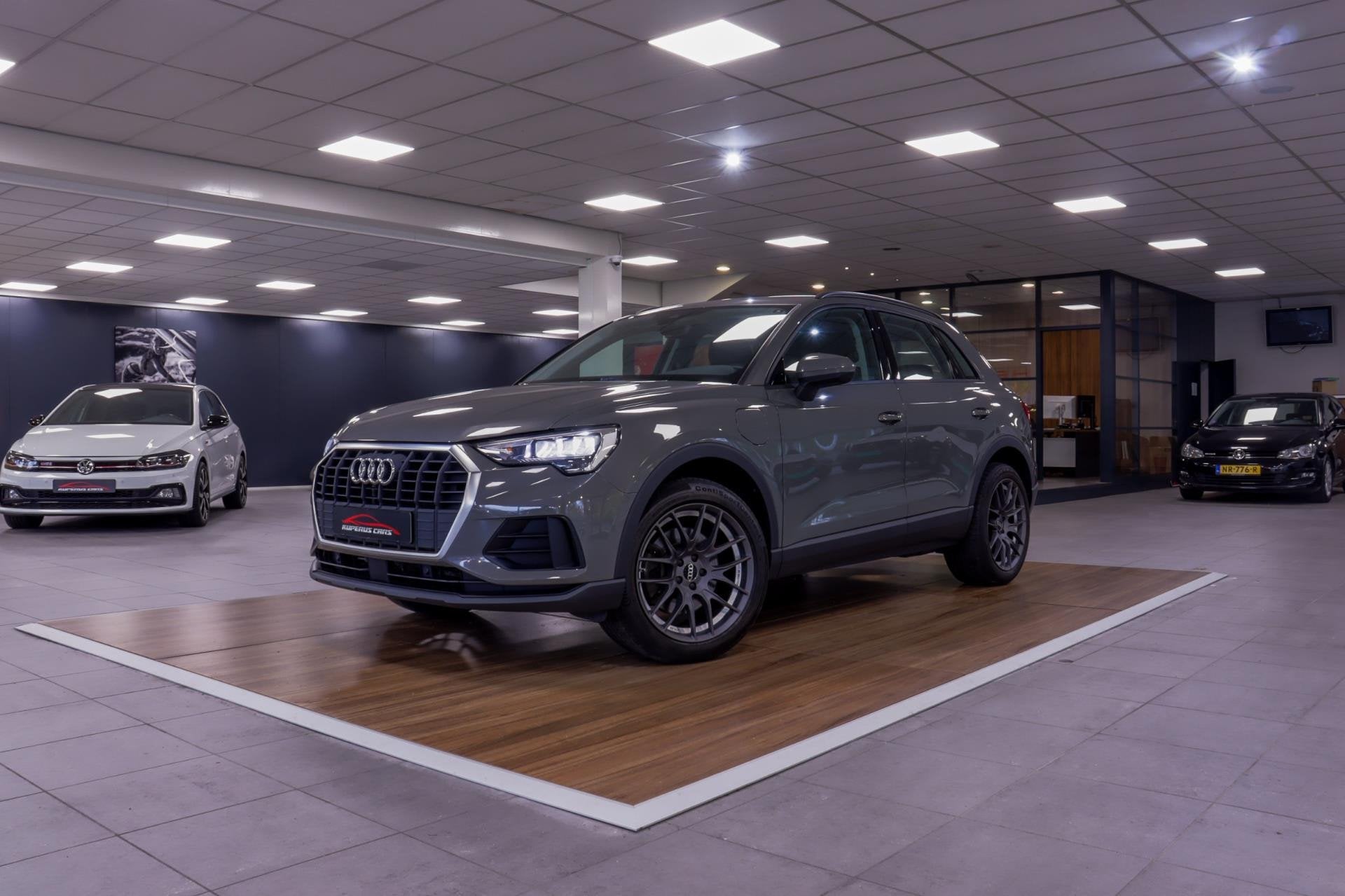 Audi Q3 45 TFSI e edition 245pk Chronos Grey/Virtual/ACC/Tre, Auto's, Dealer onderhouden, Stof, Gebruikt, 150 pk