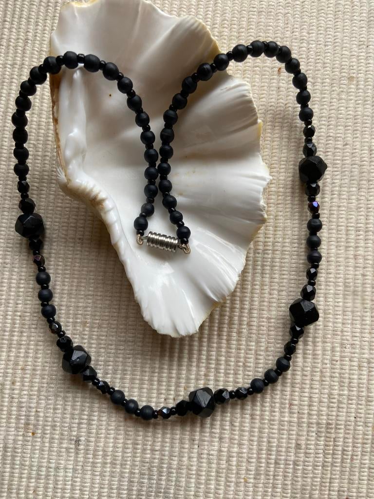 Zwarte gitten ketting antiek, Ophalen of Verzenden, Zo goed als nieuw, Zwart, Steen of Mineraal