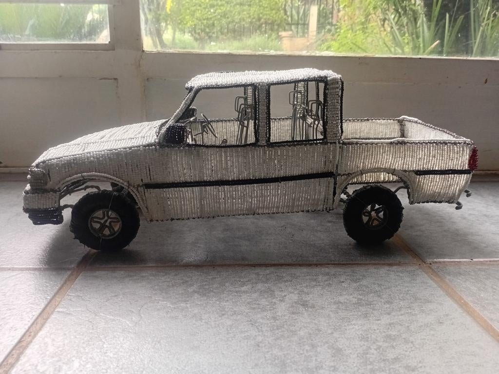 Isuzu pick up, van ijzerdraad met kraaltjes, Hobby en Vrije tijd, Ophalen of Verzenden, Zo goed als nieuw, 1:9 t/m 1:12, Auto