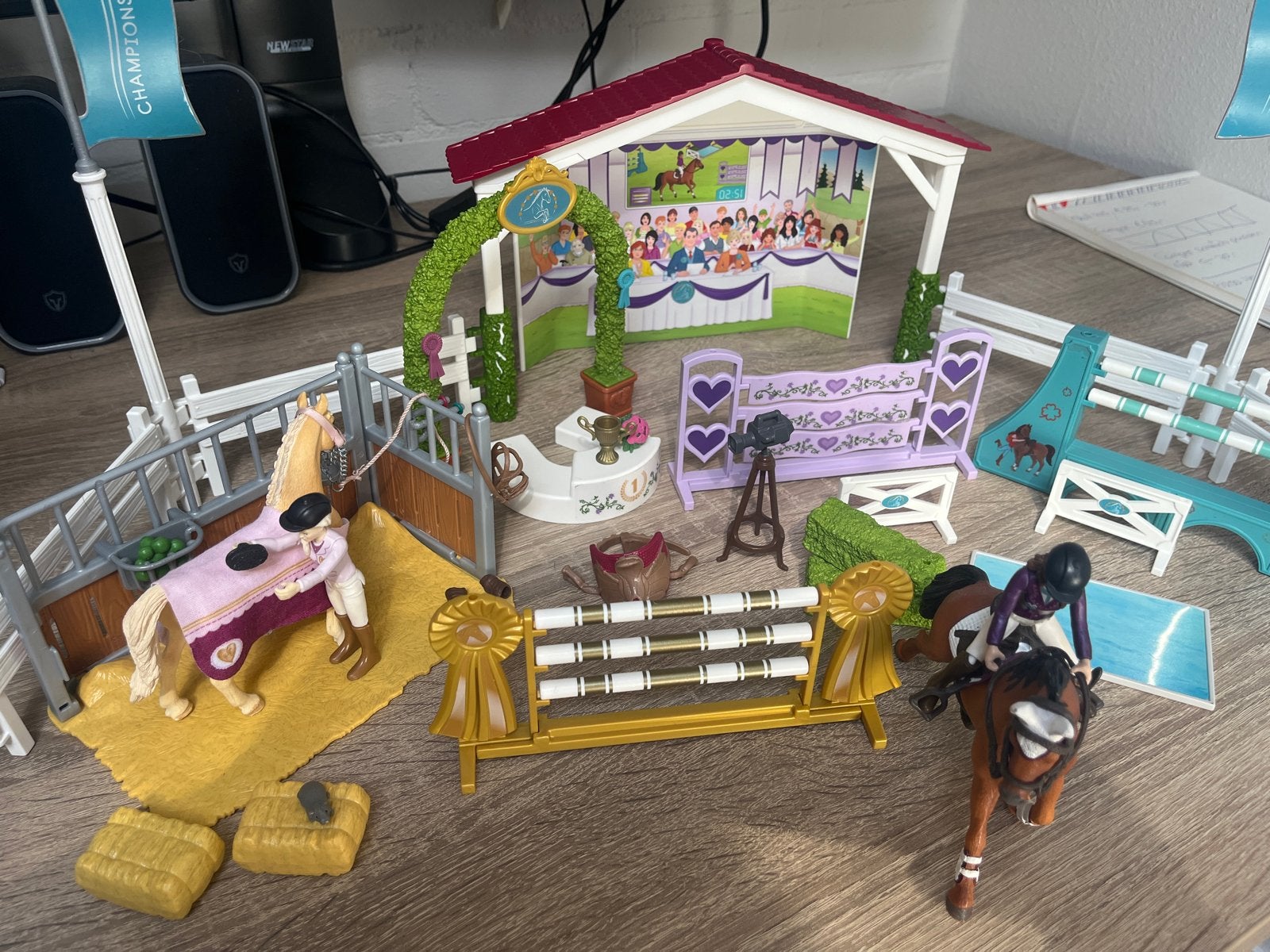 Schleich Paardenshow Set met Hindernissen en Accessoires, Ophalen, Zo goed als nieuw, Meisje