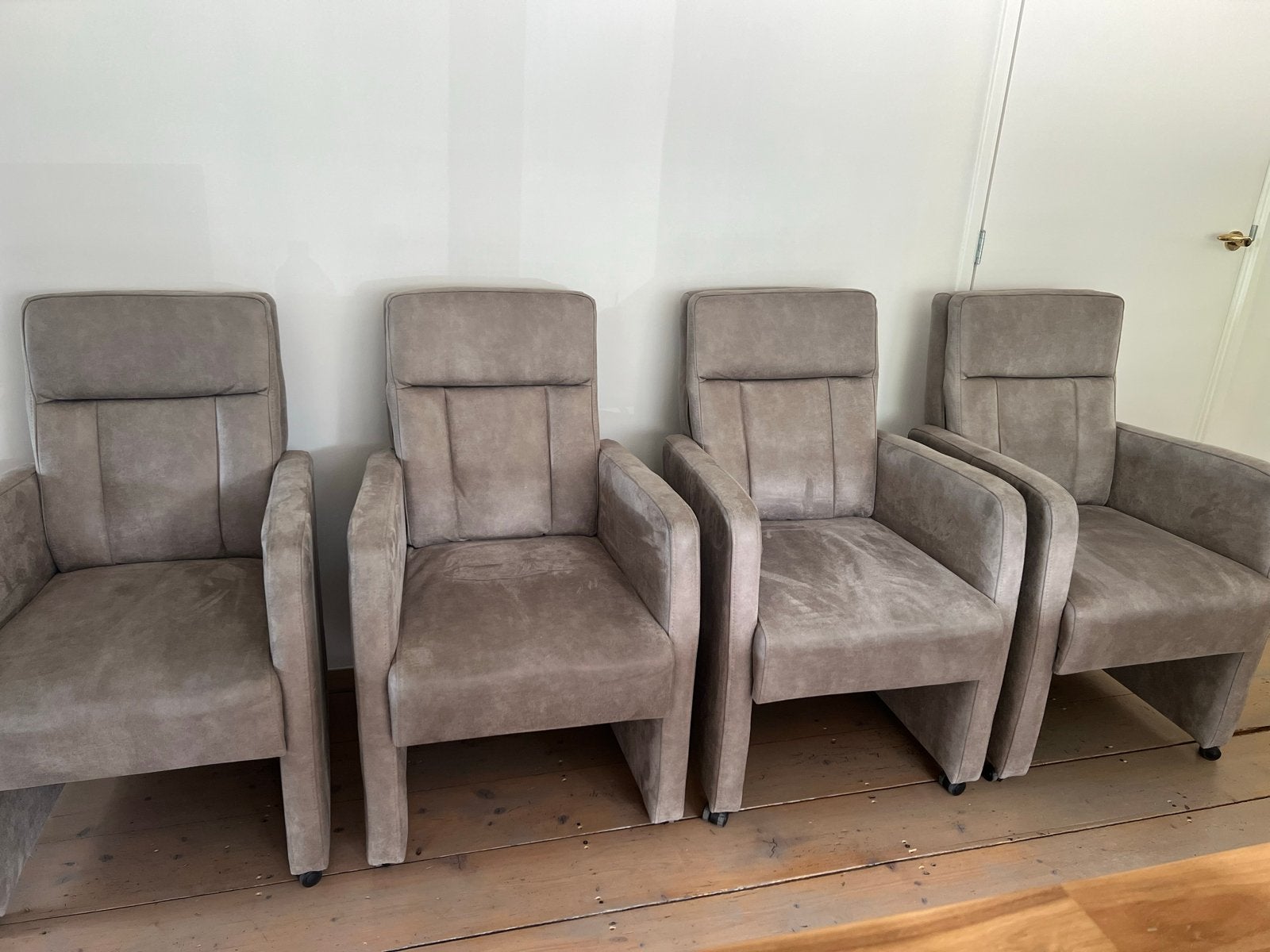 4 eetkamerstoelen op wielen zacht kunstleer vintage stijl, Huis en Inrichting, Stoelen, Ophalen, Overige kleuren, Leer, Zo goed als nieuw