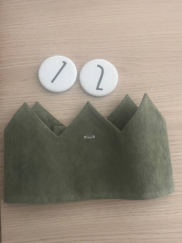Liezelijn verjaardagskroon Polly kaki corduroy - met doos, Ophalen of Verzenden, Zo goed als nieuw, Overige typen, Groen