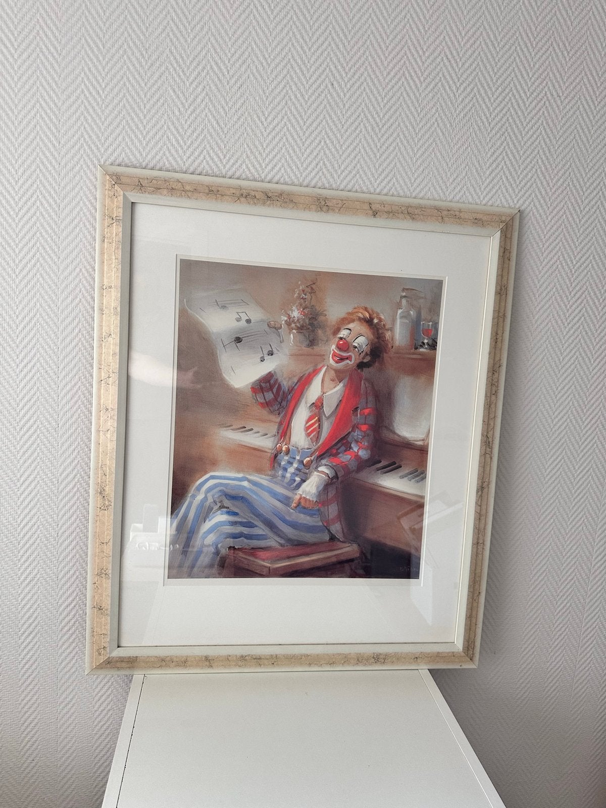 Vrolijke clown aan de piano - Ingelijste print 82.5/ 69.5 cm, Antiek en Kunst, Achter glas, Portret of Personen, Realistisch, Ophalen of Verzenden