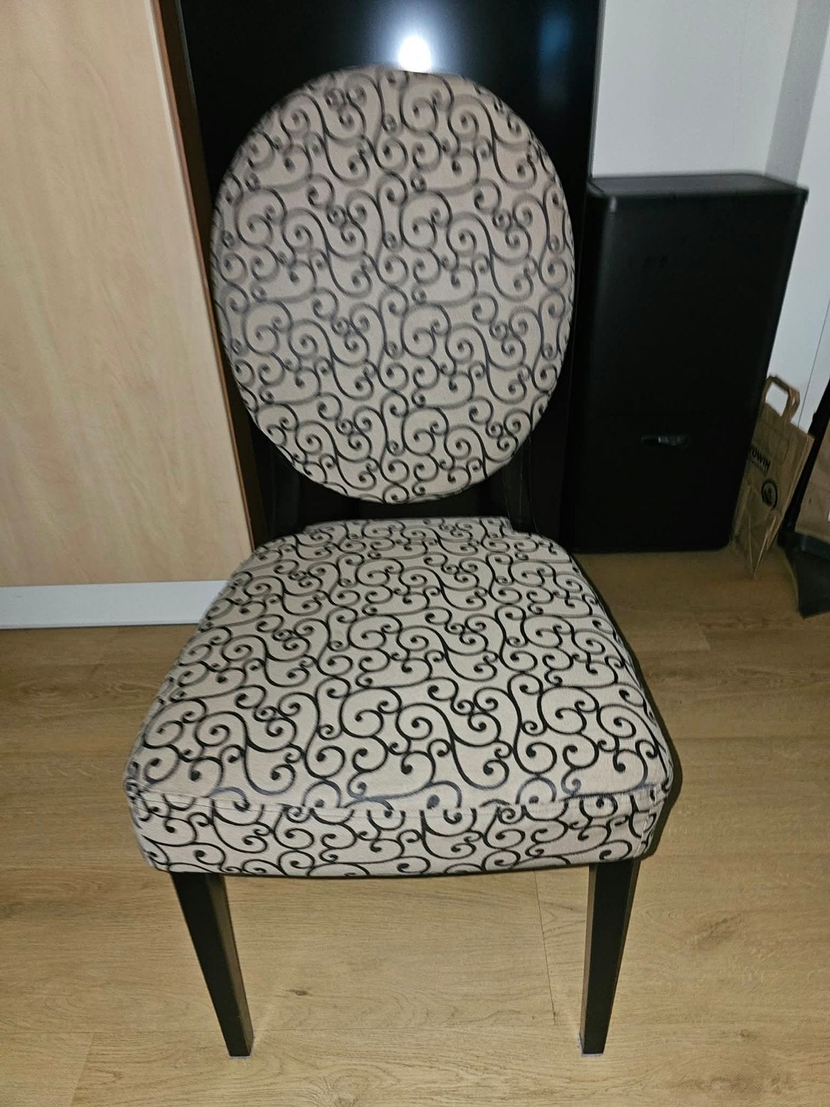 6 eetkamerstoelen, vorig jaar opnieuw bekleed, Huis en Inrichting, Ophalen, Overige kleuren, Zo goed als nieuw, Stof
